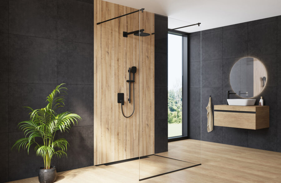 Modernes Badezimmer mit bodengleicher Walk-In-Dusche, Glasabtrennung und heller Duschrückwand in Holzoptik. Schwarze Armaturen, dunkle Wandflächen und ein schwebender Waschtisch schaffen einen modernen Kontrast.