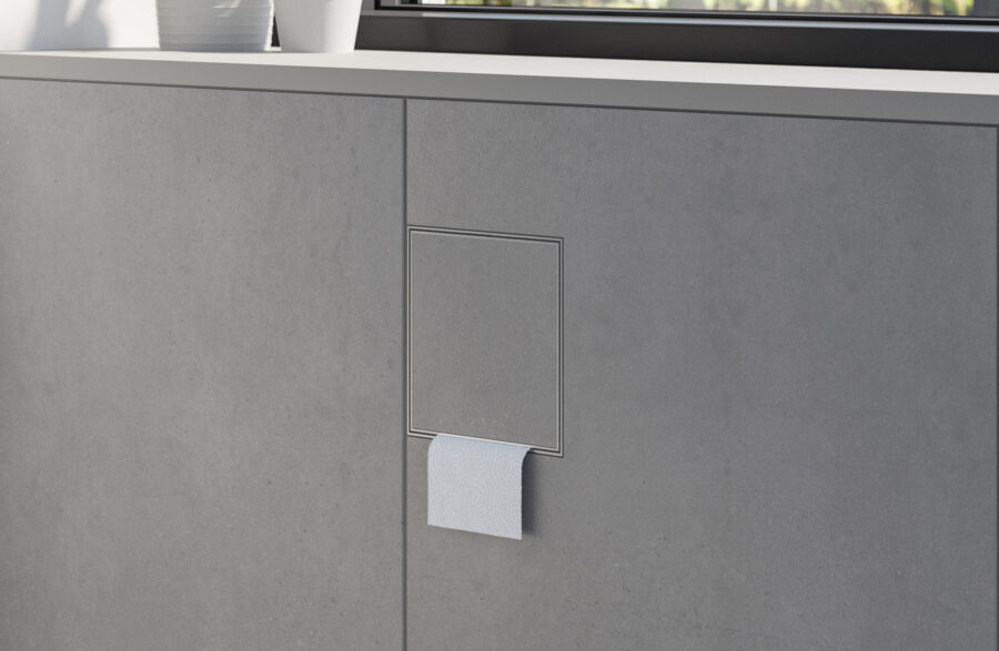 Befliesbarer QUBO Einbau-Toilettenpapierspender in einer gefliesten Wand
