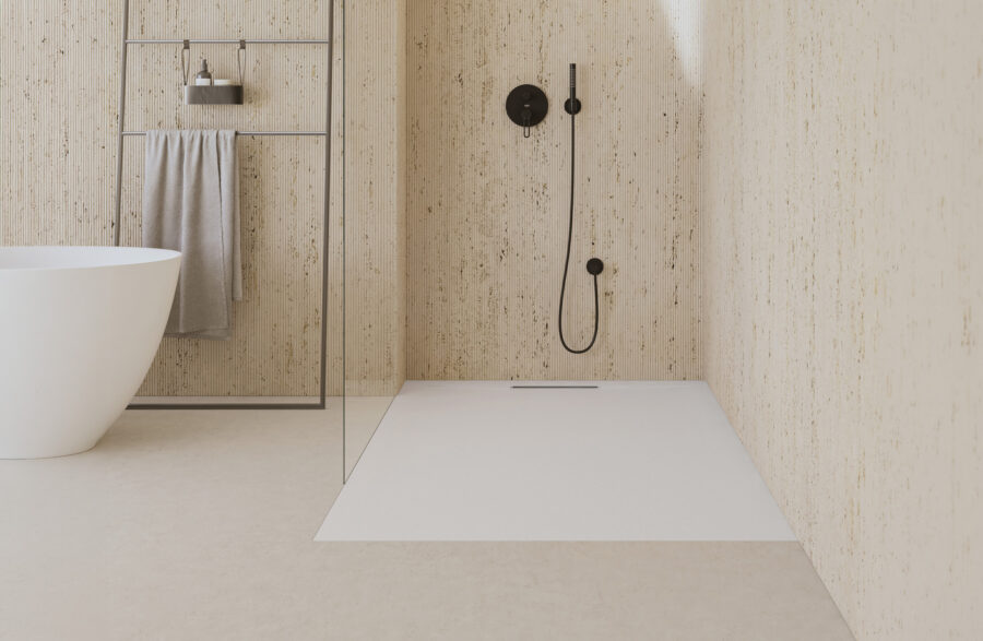 Bodengleiche Dusche mit weißem Duschboard, Wandablauf und schwarzer Unterputz-Duscharmatur in einem hellen Badezimmer.