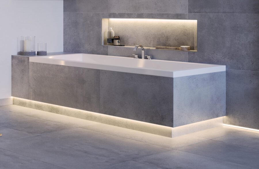 Modernes Badezimmer mit LUXlight Fliesenschienen und integrierten LED-Streifen an Badewanne, Wandnische und Boden